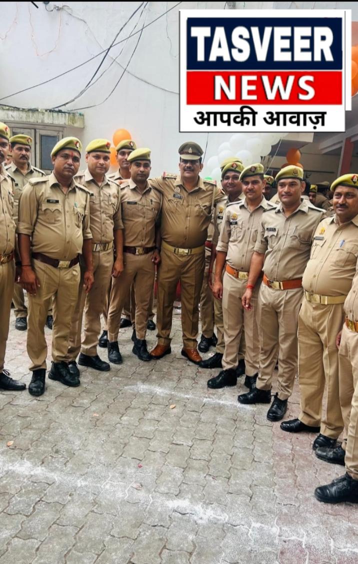 थाना ठाकुरगंज इंस्पेक्टर श्रीकांत ने समस्त थाना पुलिस के साथ फहराया तिरंगा