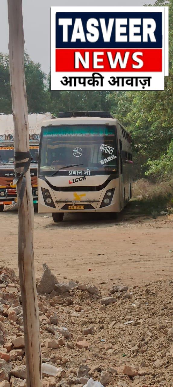 हरदोई में कोरिया के पास भरी जा रही है डबल डेकर बस प्रशासन के मना के बाद भी प्रशासन की उड़ाई जा रही धज्जियां