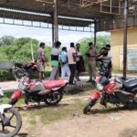 ग्राम प्रधान सेवा राम आर्य ने मण्डी के कमरों पर किए गए अवैध कब्जे को हटवाया।।