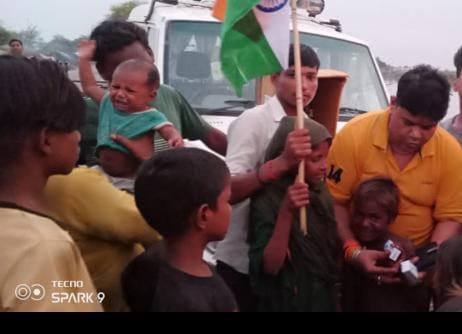 डॉ महेंद्र गुप्ता ने बाढ़ पीड़ितों के बीच मनाया स्वतंत्रता दिवस बांटी कीमती दवाइयां और राशन