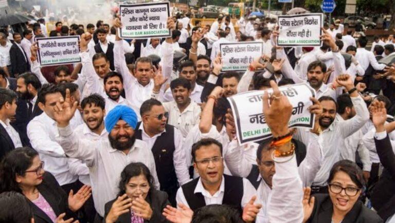 दिल्ली के वकीलों ने नही मानी मुख्यमंत्री रेखा गुप्ता की बात उपराज्यपाल के खिलाफ आज भी हड़ताल जारीदिल्ली डिस्ट्रिक्ट कोर्ट बार एसोसिएशन ने उप-राज्यपाल के नोटिफिकेशन के विरोध मे हड़ताल जारी रखी है
