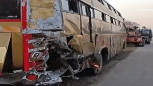 मथुरा एक्सप्रेस-वे पर बड़ा हादसा: बस से बाथरूम करने के लिए उतरे यात्रियों को कंटेनर ने कुचला, 6 की मौत – एक गंभीर घायल