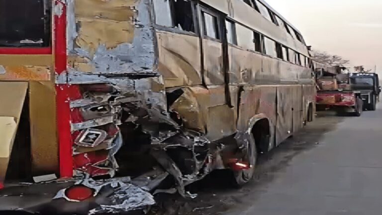 मथुरा एक्सप्रेस-वे पर बड़ा हादसा: बस से बाथरूम करने के लिए उतरे यात्रियों को कंटेनर ने कुचला, 6 की मौत – एक गंभीर घायल