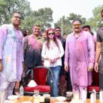 शाहजहांपुर जिलाधिकारी व पुलिस अधीक्षक थाना कोतवाली में लाट साहब जुलूस के आयोजकगण के साथ होली मिलन कर जुलूस के सकुशल आयोजन के लिए दी गयी शुभकामनाएँ