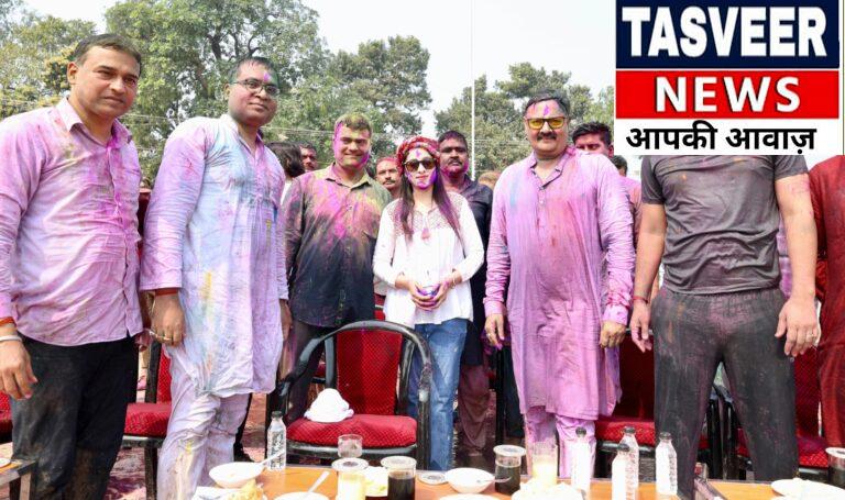 शाहजहांपुर जिलाधिकारी व पुलिस अधीक्षक थाना कोतवाली में लाट साहब जुलूस के आयोजकगण के साथ होली मिलन कर जुलूस के सकुशल आयोजन के लिए दी गयी शुभकामनाएँ