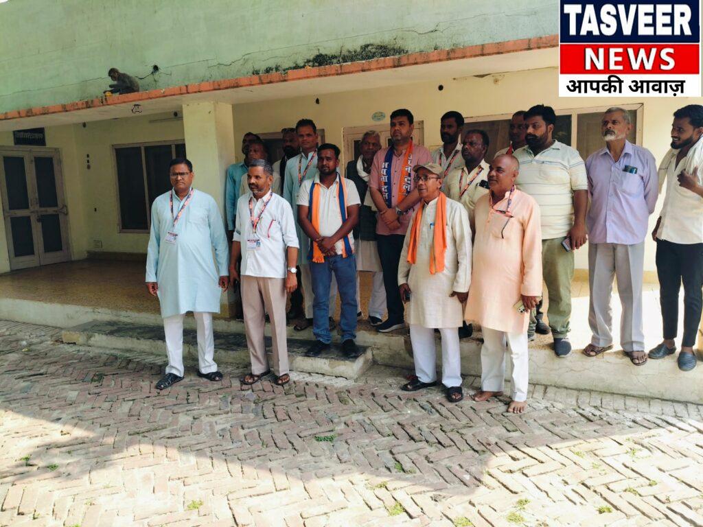 अपना दल एस की जिलास्तरीय मासिक बैठक दि किसान सहकारी चीनी मिल स्थित गेस्ट हाउस तिलहर में महापुरुषों के चित्र पर पुष्प अर्पित कर हुई प्रारंभ