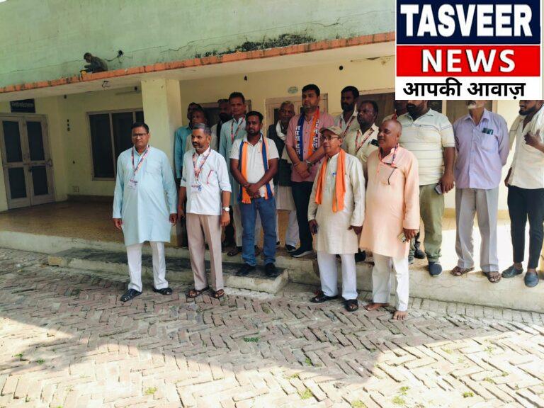 अपना दल एस की जिलास्तरीय मासिक बैठक दि किसान सहकारी चीनी मिल स्थित गेस्ट हाउस तिलहर में महापुरुषों के चित्र पर पुष्प अर्पित कर हुई प्रारंभ