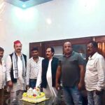 समाजवादी नेता अन्ने खान ने अखिलेश यादव के जन्मदिन पर कायमगंज में केक काटा,53 पौधे लगाए