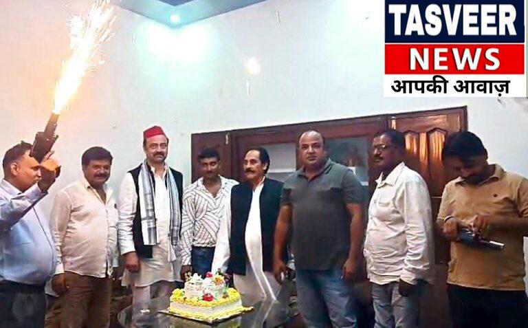 समाजवादी नेता अन्ने खान ने अखिलेश यादव के जन्मदिन पर कायमगंज में केक काटा,53 पौधे लगाए