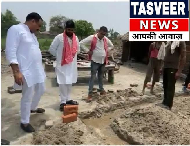 एक मदद, एक मुस्कान: 15 साल से झोपड़ी में रह रहे परिवार को मिला नया जीवन, सपा नेता अजीत यादव ने रखी पक्के घर की नींव
