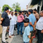 पूर्व विधायक व समाजवादी पार्टी प्रत्याशी रोशन लाल वर्मा ने पीड़ित परिवार का हाल-चाल जाना और आर्थिक मदद की