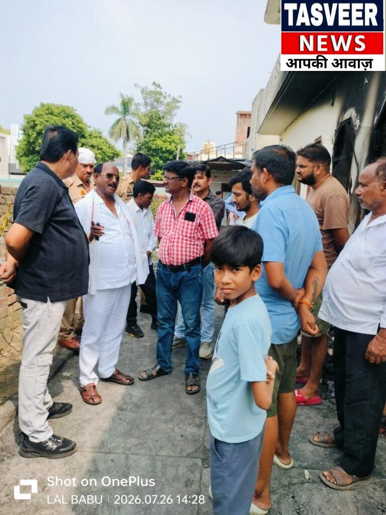 पूर्व विधायक व समाजवादी पार्टी प्रत्याशी रोशन लाल वर्मा ने पीड़ित परिवार का हाल-चाल जाना और आर्थिक मदद की