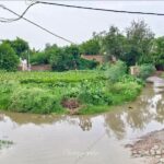 बारिश बनी आफत! जैतपुर की सड़क बनी ‘तालाब’, जान जोखिम में डालकर निकलने को मजबूर ग्रामीण — आखिर कब जागेगा प्रशासन
