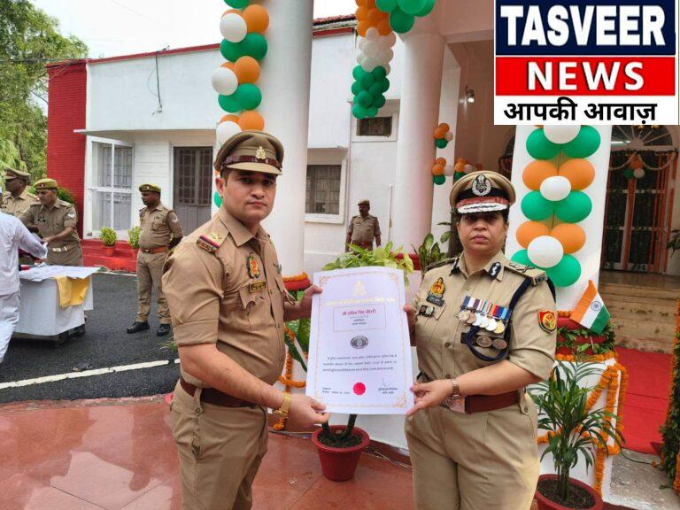 पुलिस महानिदेशक ने शमसाबाद थाना प्रभारी को प्रशंसा चिन्ह देकर किया सम्मानित