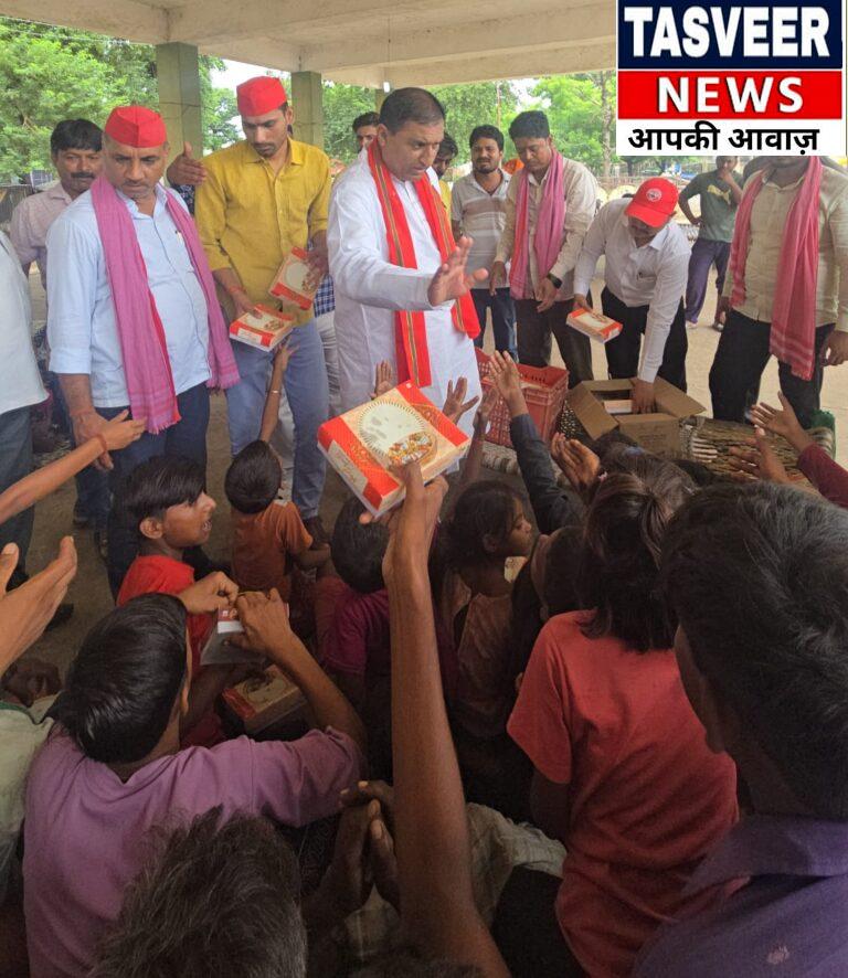बाढ़ पीड़ितों के बीच पहुंचे नदीम फ़ारूक़ी, राहत सामग्री बांटकर दिया मदद का भरोसा