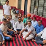 लेखपालों का गुस्सा फूटा, काली पट्टी बांधकर प्रदर्शन; थाना दिवस के बहिष्कार का ऐलान