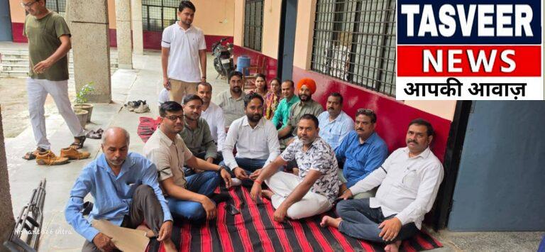 लेखपालों का गुस्सा फूटा, काली पट्टी बांधकर प्रदर्शन; थाना दिवस के बहिष्कार का ऐलान