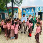 विद्यालय निरीक्षण में खुली व्यवस्थाओं की पोल, बच्चों ने श्रमदान कर चमकाया परिसर