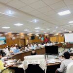 सड़क हादसों पर लगाम कसने की तैयारी, हॉटस्पॉट से ओवरलोडिंग तक पर डीएम का शिकंजा