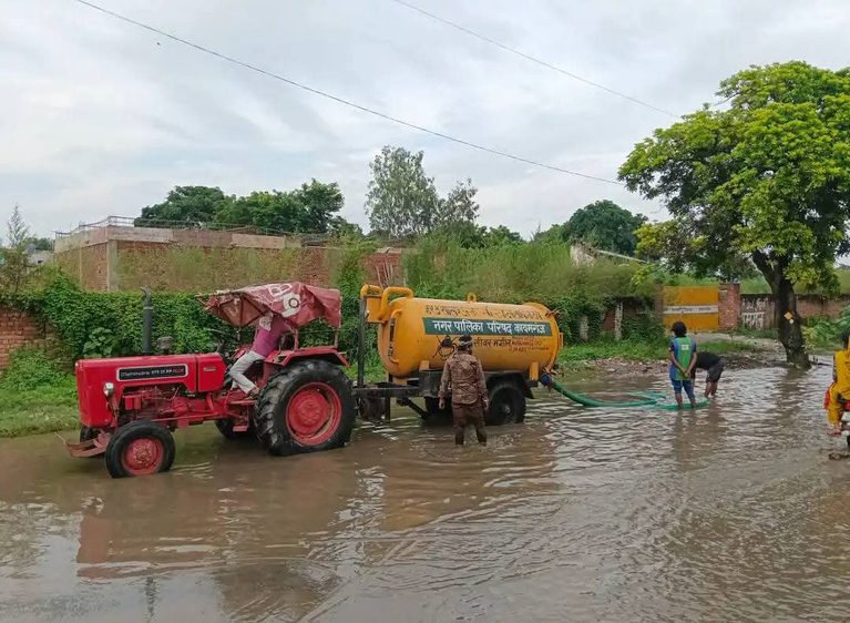 कायमगंज नगर पालिका की खुली पोल: बारिश में सड़क बनी तालाब, मशीन लगाकर निकाला पानी