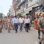 उन्नाव जिला प्रशासन पूरी तरह से ‘एक्शन मोड’ में आया। डीएम और एसएसपी ने खुद भारी पुलिस बल के साथ सड़कों पर उतरकर मोर्चा संभाला
