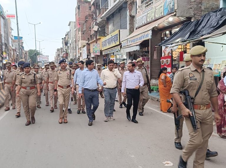 उन्नाव जिला प्रशासन पूरी तरह से ‘एक्शन मोड’ में आया। डीएम और एसएसपी ने खुद भारी पुलिस बल के साथ सड़कों पर उतरकर मोर्चा संभाला