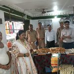 पुलिस और खाद्य विभाग की संयुक्त छापेमारी, मिठाई दुकानों से लिए गए सैंपल