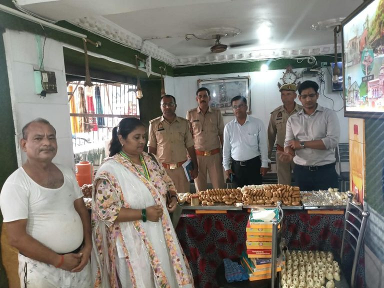 पुलिस और खाद्य विभाग की संयुक्त छापेमारी, मिठाई दुकानों से लिए गए सैंपल