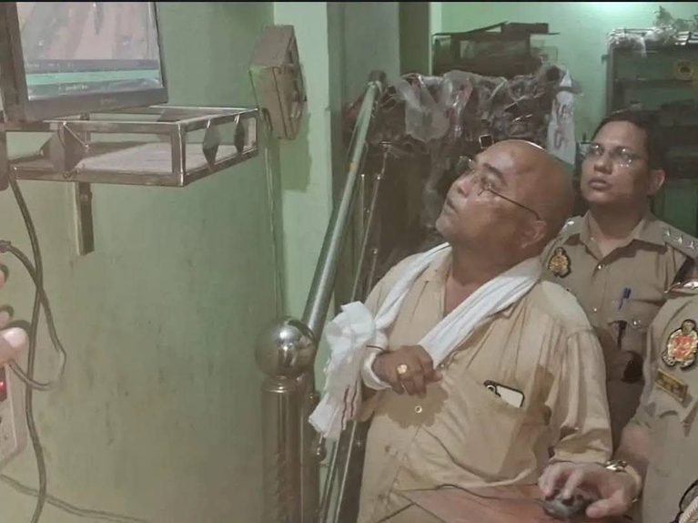 कायमगंज में दिनदहाड़े 8.55 लाख की लूट, तमंचे की बट से मुनीम पर हमला