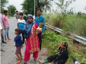 बूढ़ी गंगा पुलिया पर दो बाइकों की भिड़ंत, नौ माह की गर्भवती महिला गंभीर