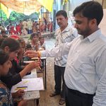 बाढ़ राहत शरणालय में दिखा भाई-बहन के रिश्ते का अनोखा प्यार, नन्हीं बहनों ने बीएसए की कलाई पर बांधी राखी