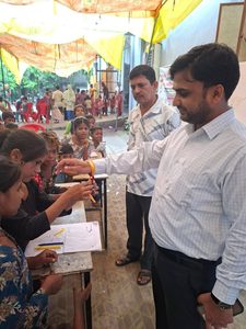 बाढ़ राहत शरणालय में दिखा भाई-बहन के रिश्ते का अनोखा प्यार, नन्हीं बहनों ने बीएसए की कलाई पर बांधी राखी