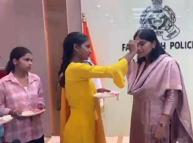 राखी विद खाकी: बहनों ने बांधी राखी, पुलिस ने दिया सुरक्षा का भरोसा… फर्रुखाबाद में दिखा भाई-बहन के रिश्ते का अनोखा रंग