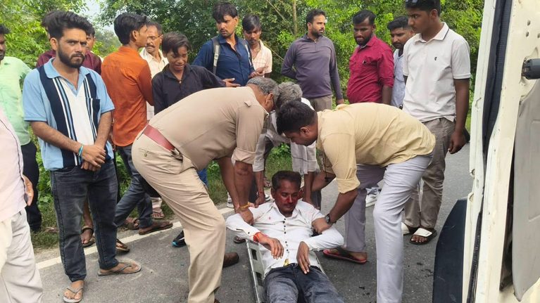 पीछे से आई बाइक ने मारी ऐसी टक्कर कि मच गया हड़कंप, पिता गंभीर—14 साल का बेटा भी घायल