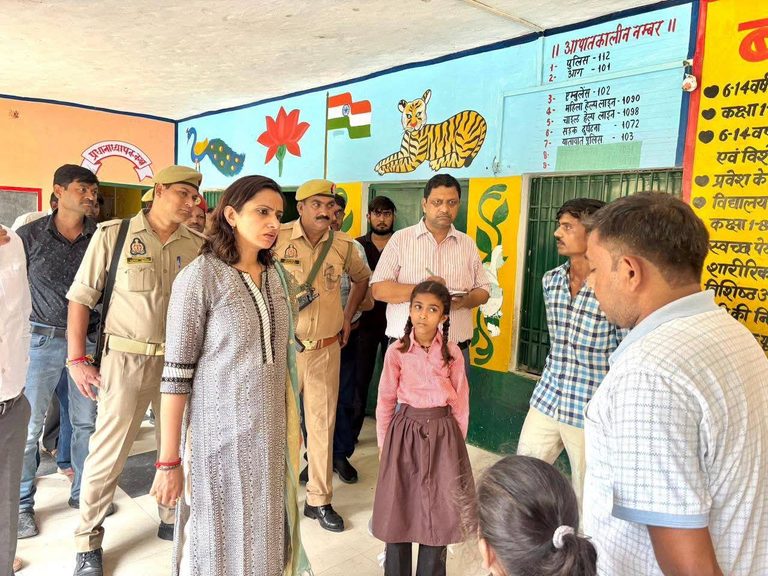 डीएम की अचानक दस्तक से स्कूल में मचा हड़कंप, खुली व्यवस्थाओं की पोल