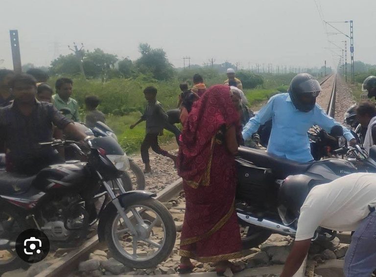 एक महीने से बंद अंडरपास, रेलवे पटरी पर दौड़ रही मजबूरी!