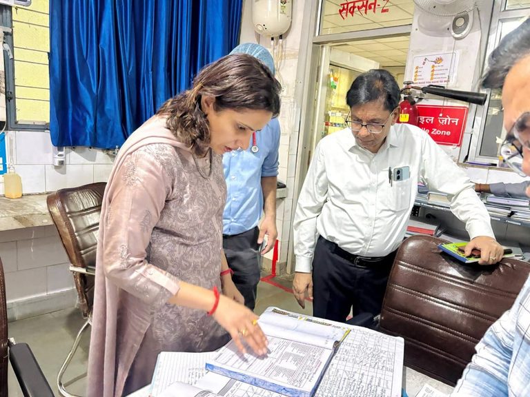 महिला अस्पताल में डीएम की अचानक एंट्री, मचा हड़कंप! वार्ड से एसएनसीयू तक खुली व्यवस्थाओं की पड़ताल