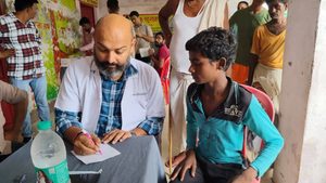 बाढ़ में अस्पताल दूर, मरीजों के गांव पहुंची ‘इलाज की टीम’—इमादपुर सोमवंशी में 1200 से ज्यादा मरीजों को मुफ्त इलाज