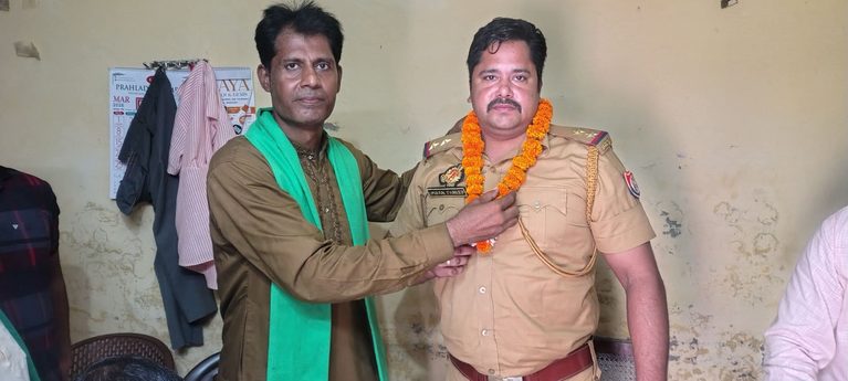 भारतीय किसान यूनियन लोकशक्ति ने क़स्बा चौकी इंचार्ज का किया सम्मान,पहनाई फूलों की माला