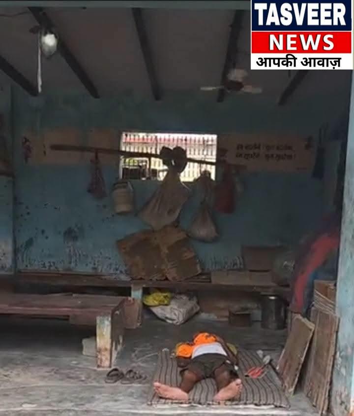 यात्रियों का प्रतीक्षालय बना बाबा का डेरा! गंदगी-कबाड़ के बीच कब्जा, सड़क किनारे बसों का इंतजार करने को मजबूर यात्री