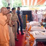 फर्रुखाबाद में पहुंचे यूपी सीएम योगी आदित्यनाथ,बाढ़ पीड़ितों को बांटी राहत सामग्री।