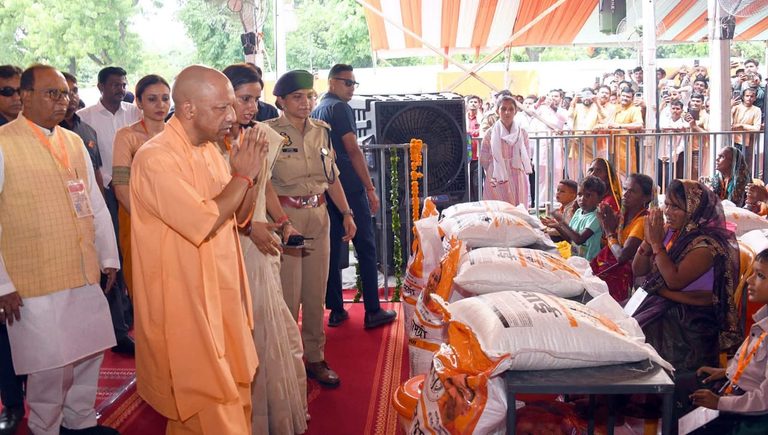 फर्रुखाबाद में पहुंचे यूपी सीएम योगी आदित्यनाथ,बाढ़ पीड़ितों को बांटी राहत सामग्री।