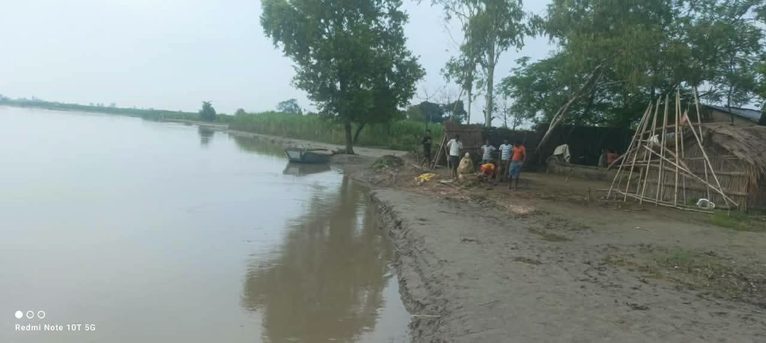 गंगा का जलस्तर घटा तो कटान ने मचाई तबाही, देखते ही देखते गंगा में समा गईं झोपड़ियां!