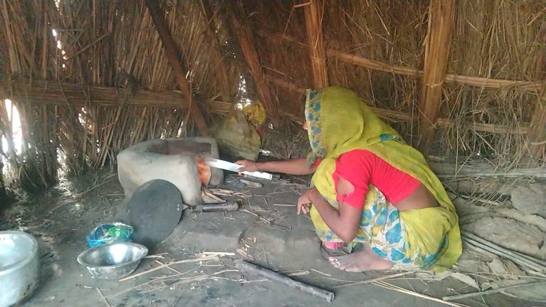 सरकारी आवास की आस में बीत गए साल, झोपड़ी में चार बच्चों संग कट रही जिंदगी! बारिश में बढ़ जाती है मुसीबत