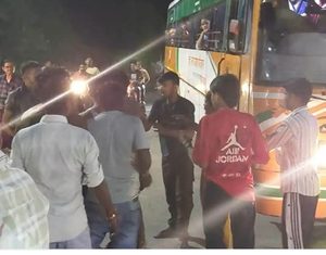 सीट को लेकर छिड़ा संग्राम! रोडवेज बस में यात्री को थप्पड़ मारने का आरोप, परिजनों ने बस घेरकर चालक से की खींचतान