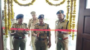 फतेहगढ़ पुलिस लाइन में सजा अफसरों का नया ‘ठिकाना’, ADG अनुपम कुलश्रेष्ठ ने किया आधुनिक अतिथि गृह का उद्घाटन
