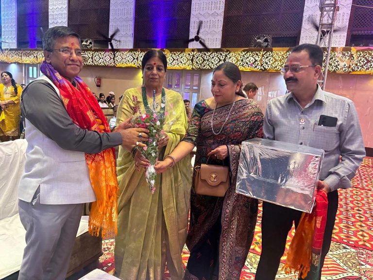 सी पी गेस्ट हाउस में सावन झूला कार्यक्रम का आयोजन अंतराष्ट्रीय वैश्य महासम्मेलन, लायंस क्लब एवं समर्पण सेवा समिति के संयुक्त तत्वाधान में किया गया।