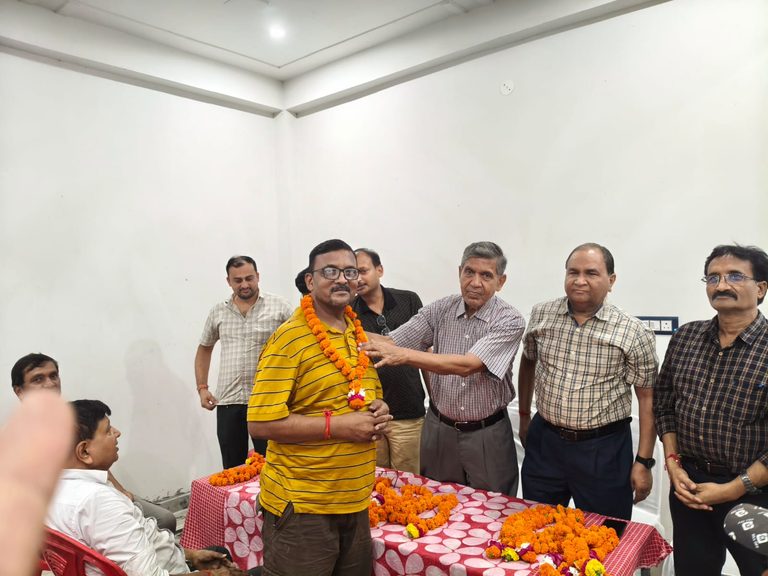 दवा कारोबारियों ने दिखाई एकजुटता, कमालगंज में बनी केमिस्ट-ड्रगिस्ट संगठन की नई टीम