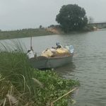 बाढ़ का कहर: छिन गया आशियाना तो सड़क किनारे जली चिता, नाव से ढोई लकड़ी-कंडे की गठरी