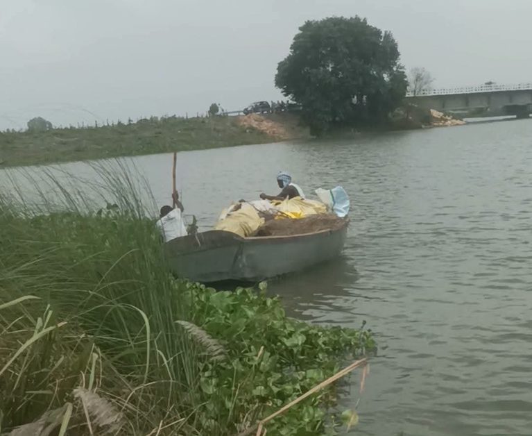 बाढ़ का कहर: छिन गया आशियाना तो सड़क किनारे जली चिता, नाव से ढोई लकड़ी-कंडे की गठरी